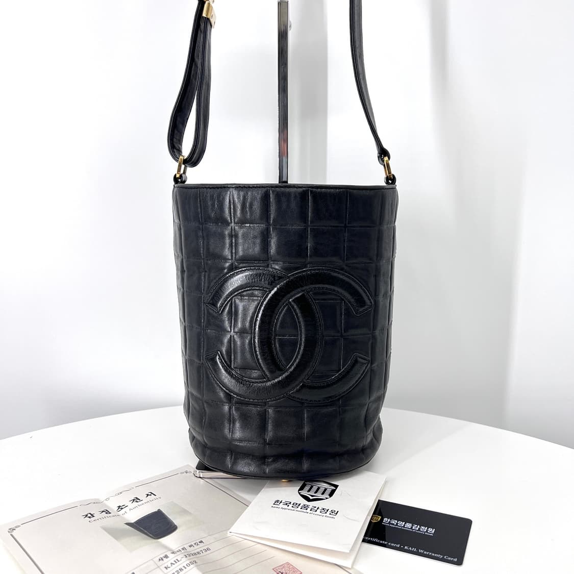 [감정완료] 샤넬 초코바 스티치 원통 숄더백 블랙 상품이미지6