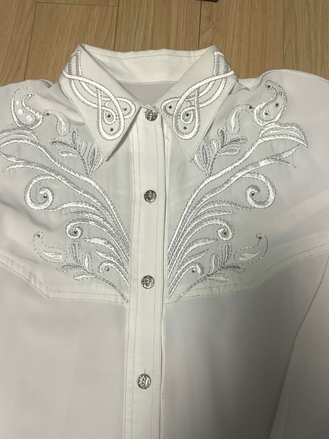 에스닉 자수 큐빅 화이트 와이셔츠 상품이미지3