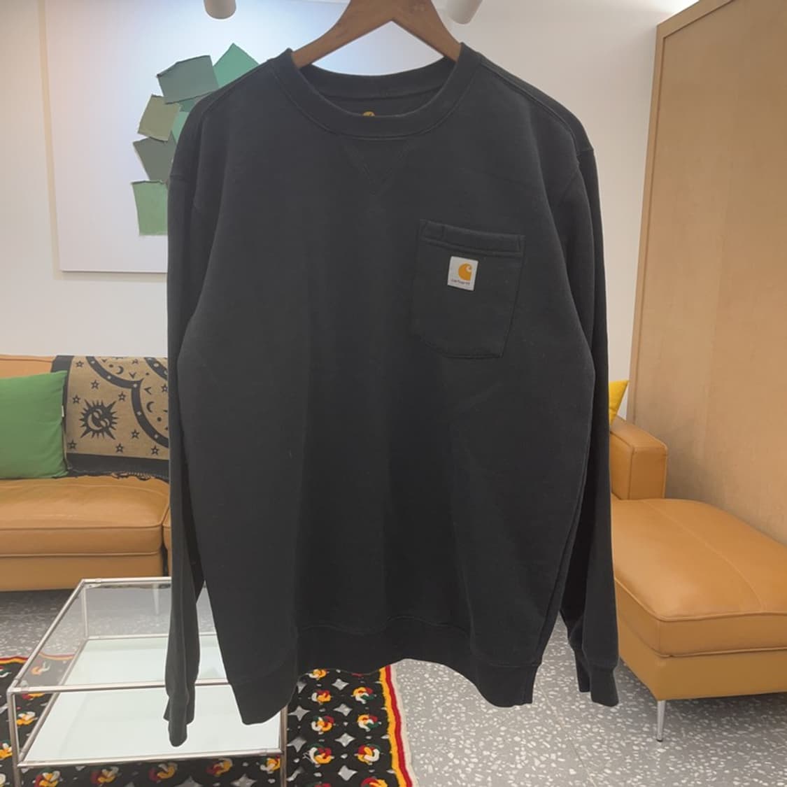 칼하트 베이직 모던 오버핏 포켓로고 디테일 맨투맨 M C07371 상품이미지3