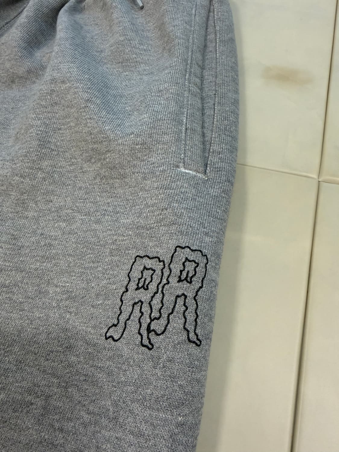 에센스룸 블라인드파일즈 스웻팬츠 그레이 L(32-34) 상품이미지2