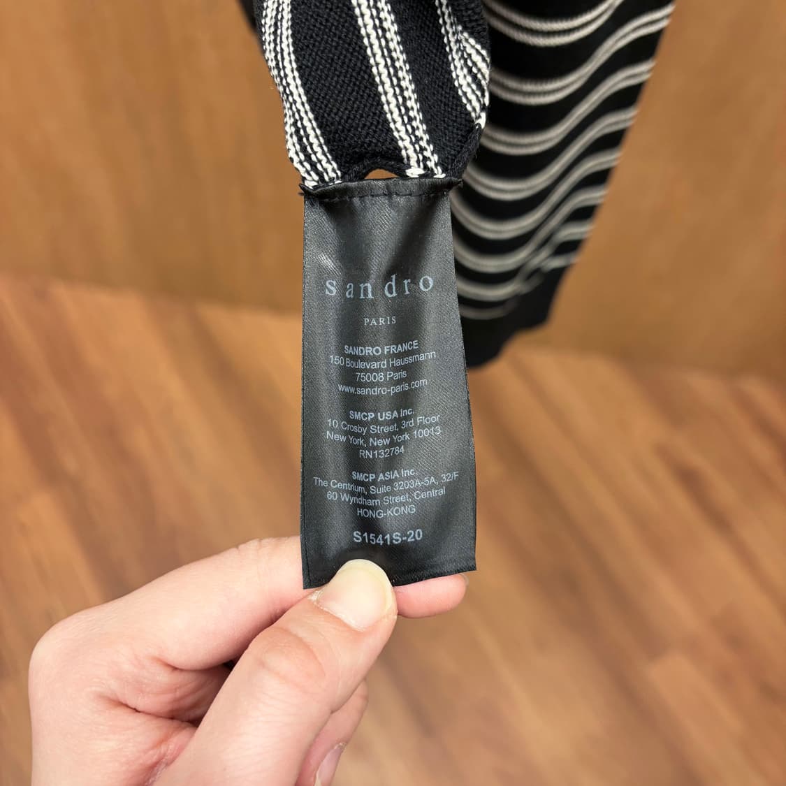 산드로 라운드넥 긴팔 니트 소매 배색 스트라이프 디테일 블랙 상품이미지7