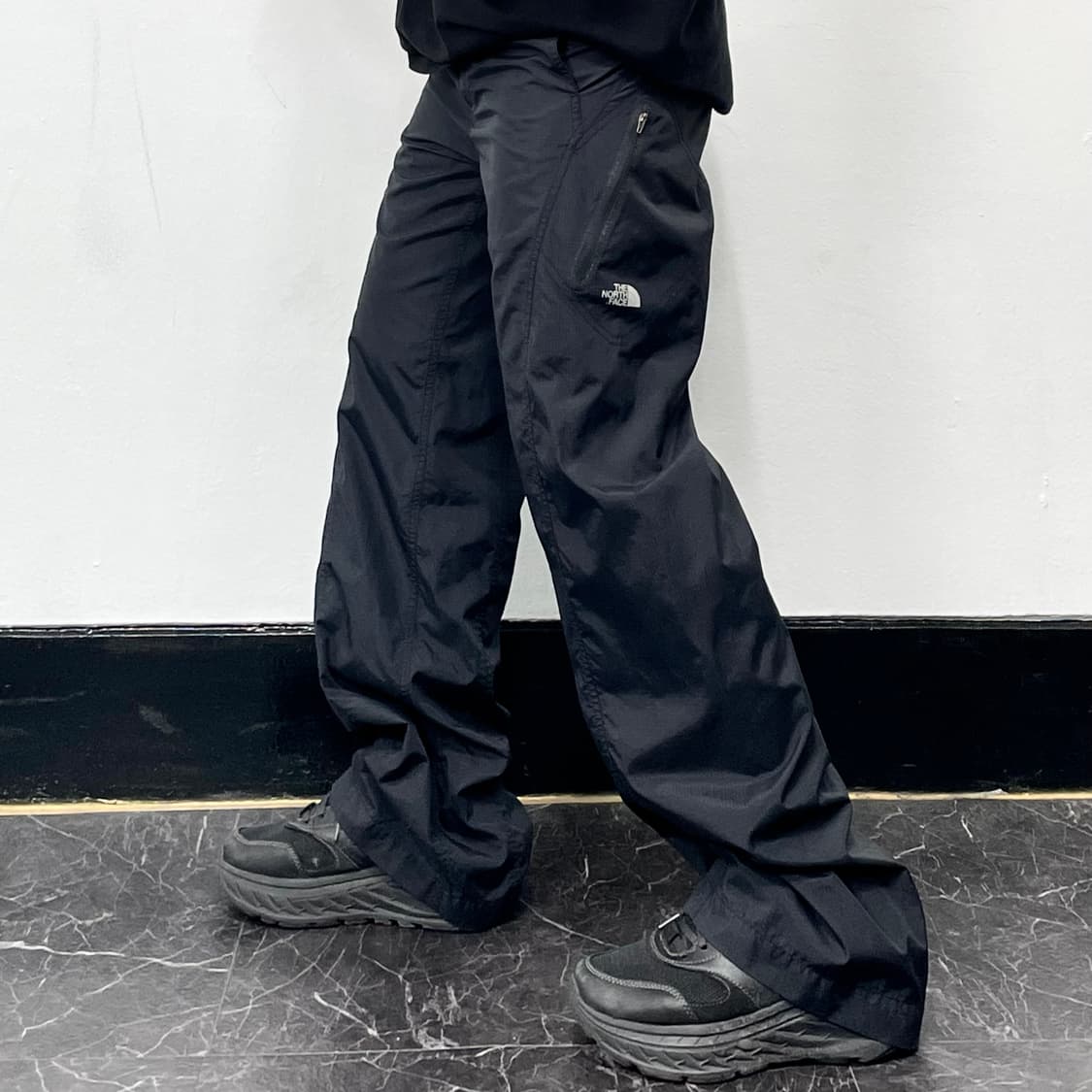 S 노스페이스 비대칭 테크니컬 플라이트 와이드 트랙팬츠 상품이미지1