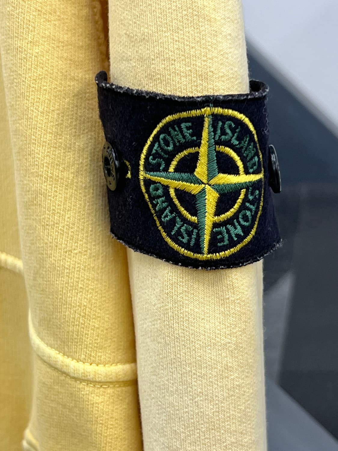 스톤아일랜드 와펜 옐로우 워싱 후드집업 상품이미지4