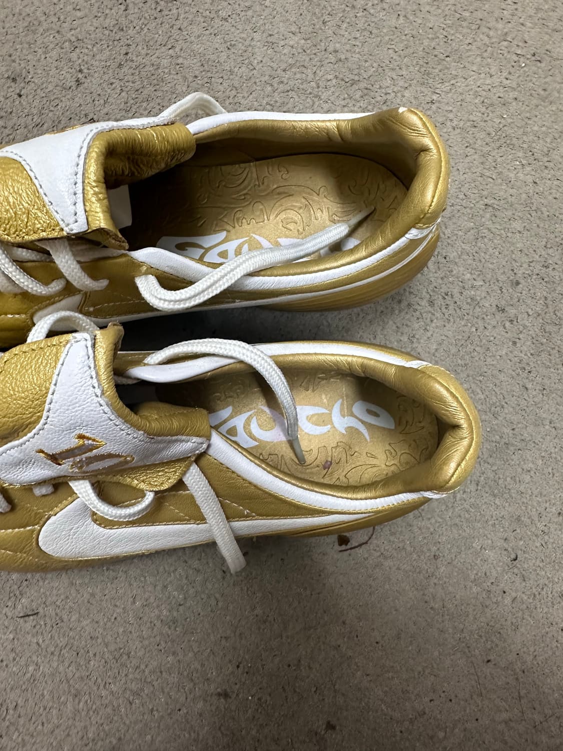 나이키 올드스쿨 초레어템 R10 골드축구화 250 상품이미지2