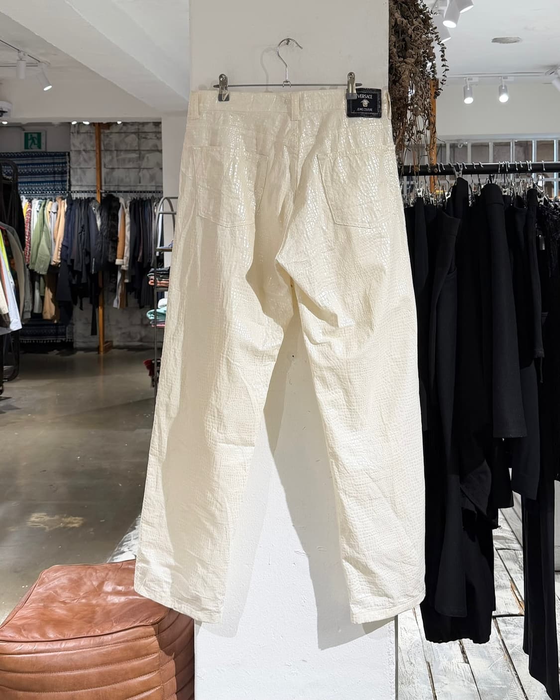 베르사체 진스 꾸뛰르 아이보리 악어가죽 텍스쳐 와이드 팬츠 상품이미지4