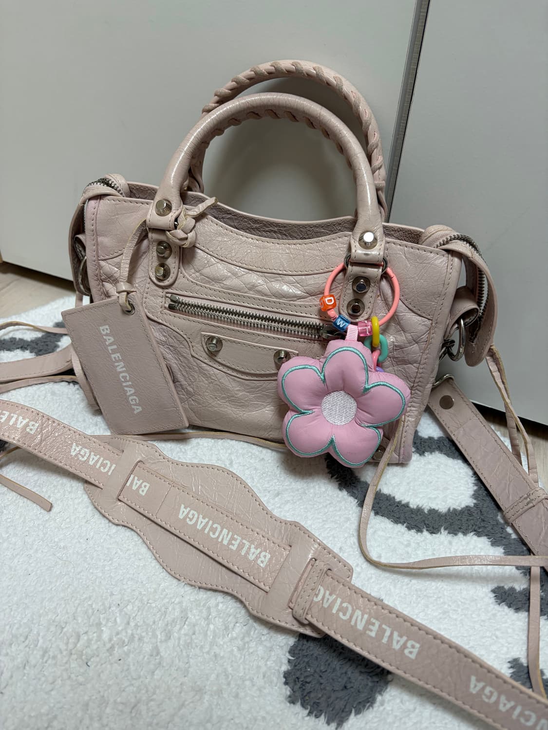 발렌시아가 로고 스트랩 시티백 미니 핑크 상품이미지1
