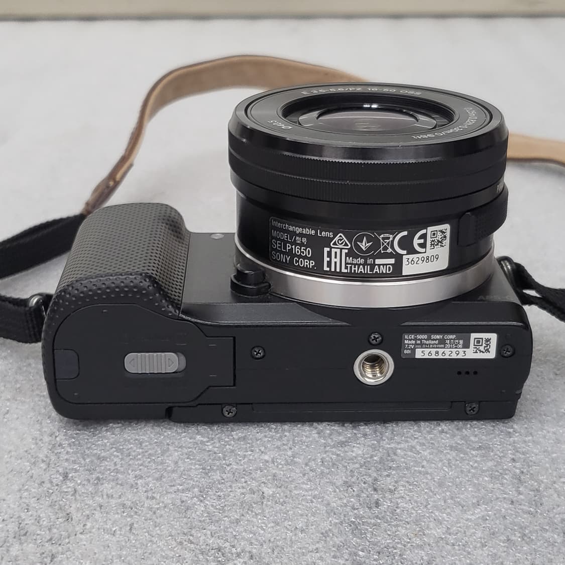소니 알파5000 미러리스 카메라와 가죽 케이스 상품이미지9