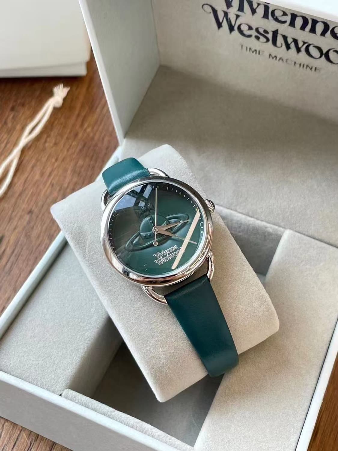 비비안 웨스트우드 메달 시계

 상품이미지3