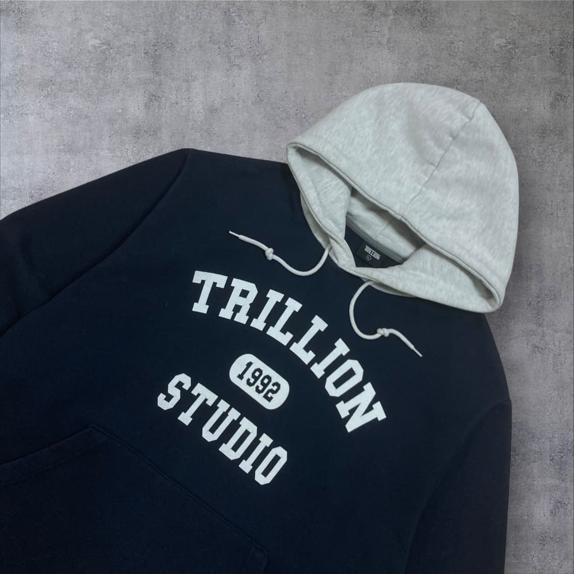 트릴리온 스펠아웃 빅로고 네이비 배색 후드티 상품이미지2