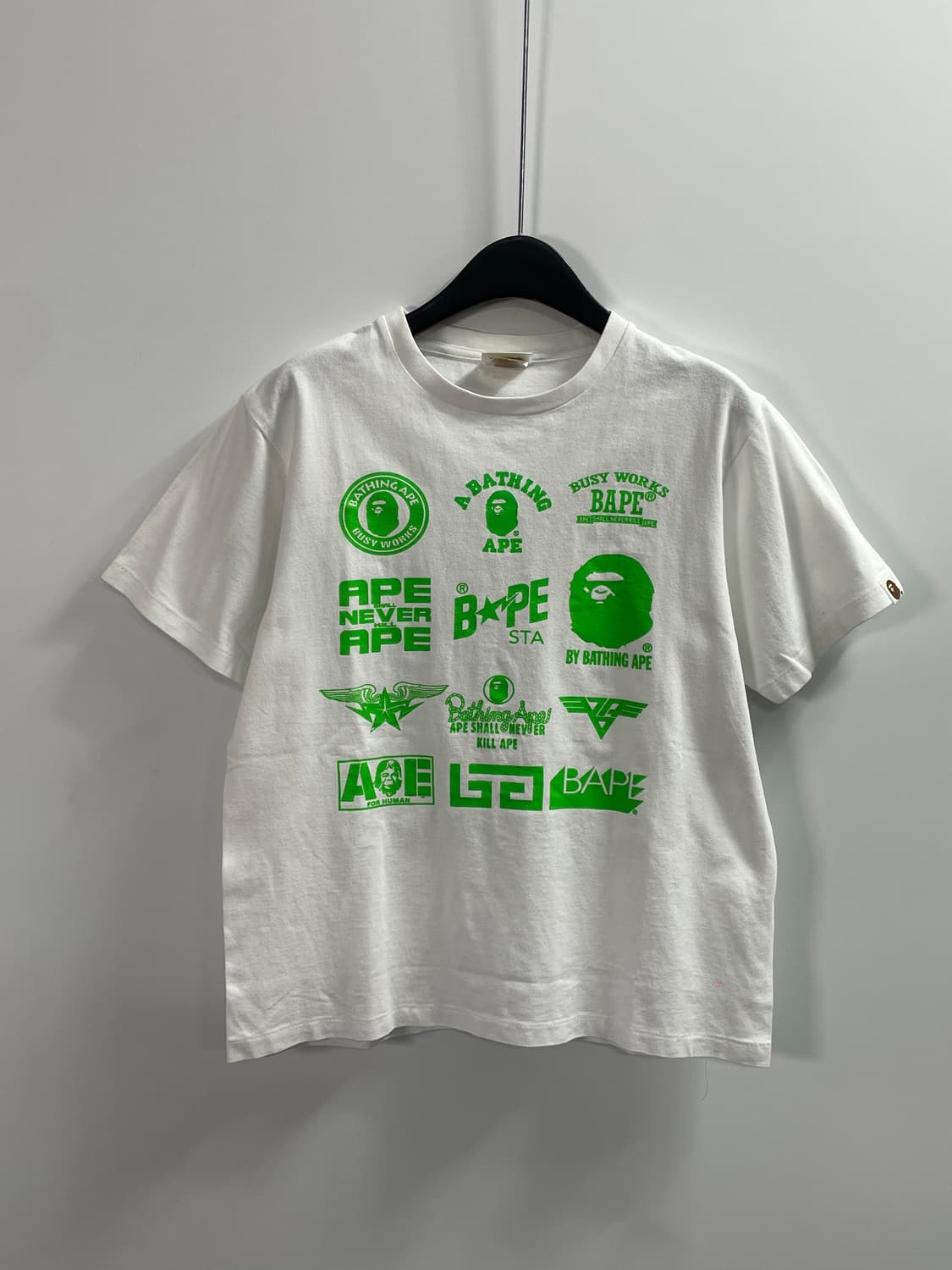 베이프 우먼스 네온로고 반팔티 (on.692)   상품이미지1