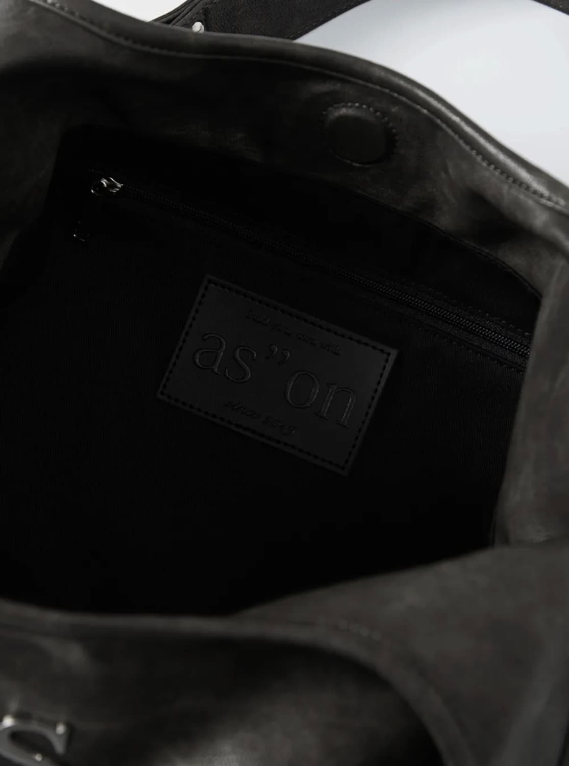 애즈온 리키 숄더백 크랙 브라운 상품이미지3