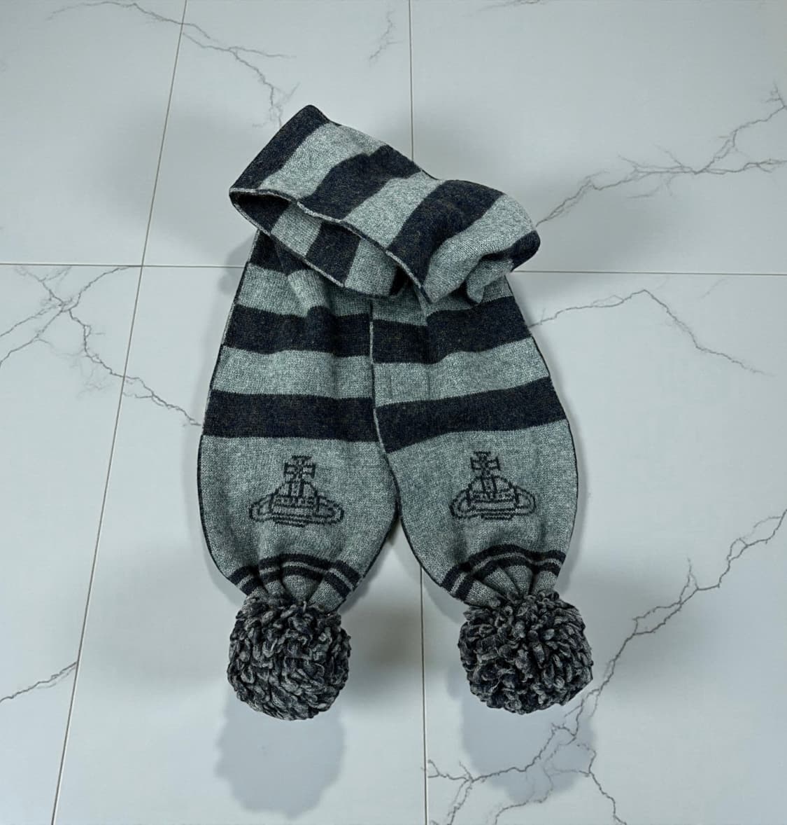 비비안웨스트우드 픽셀로고 퐁퐁 머플러 상품이미지5