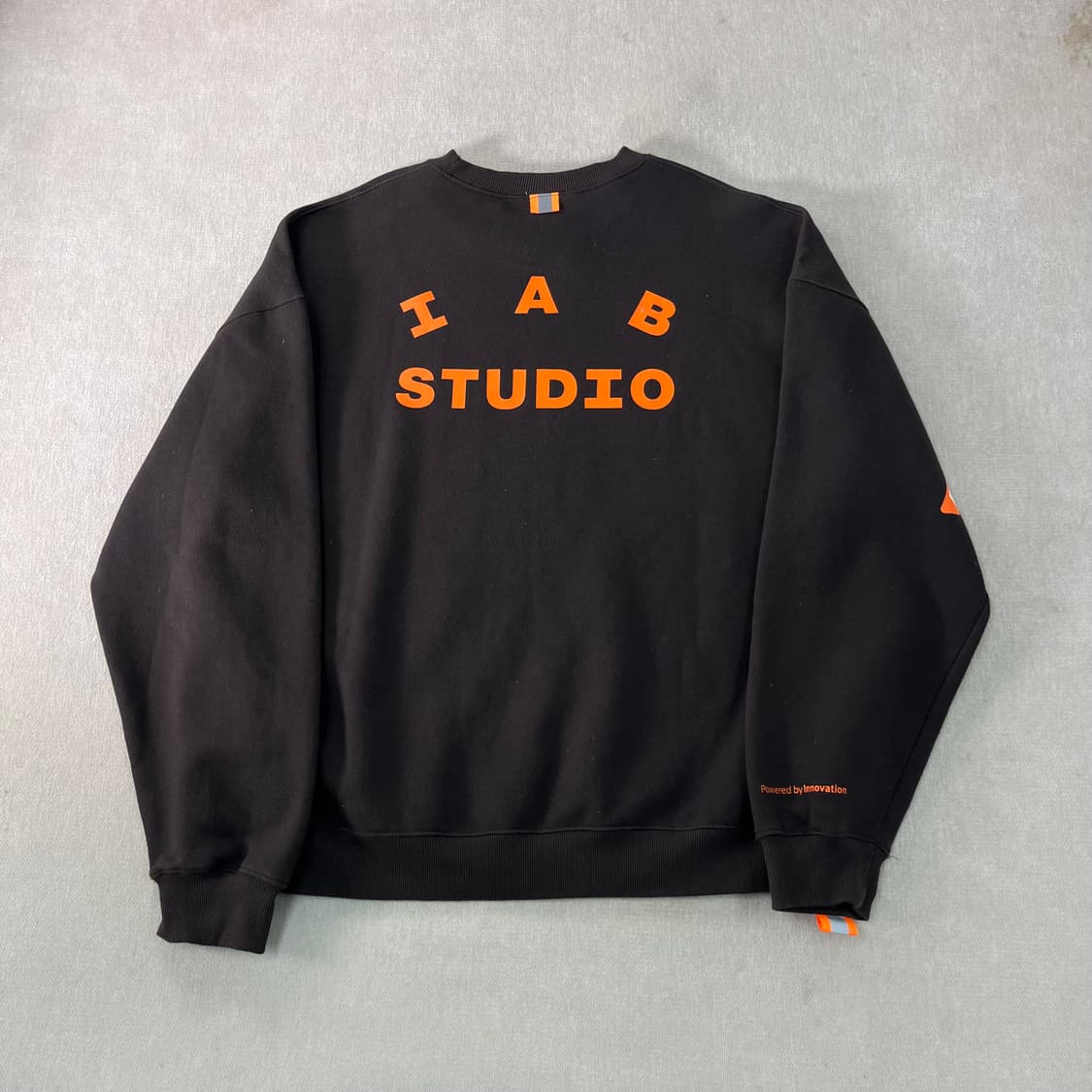 105 아이앱 스튜디오 X 두산 맨투맨 상품이미지1