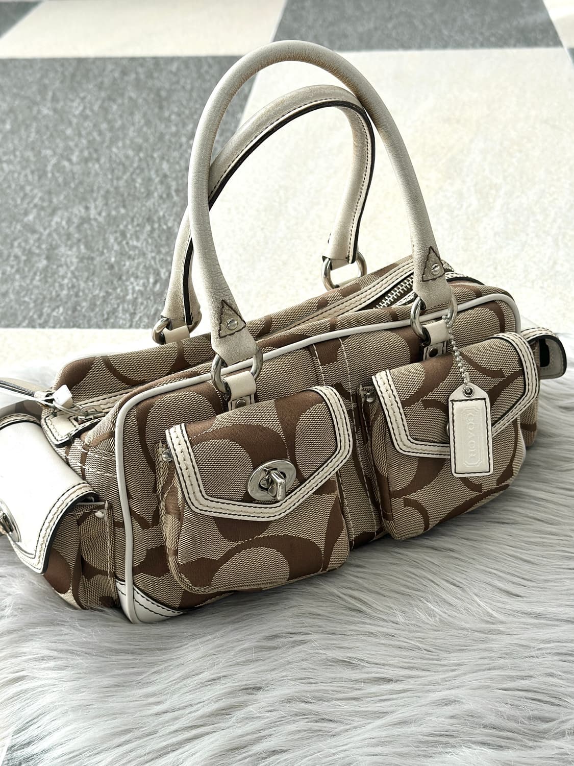 코치 자카드 멀티포켓 핸드백 상품이미지1