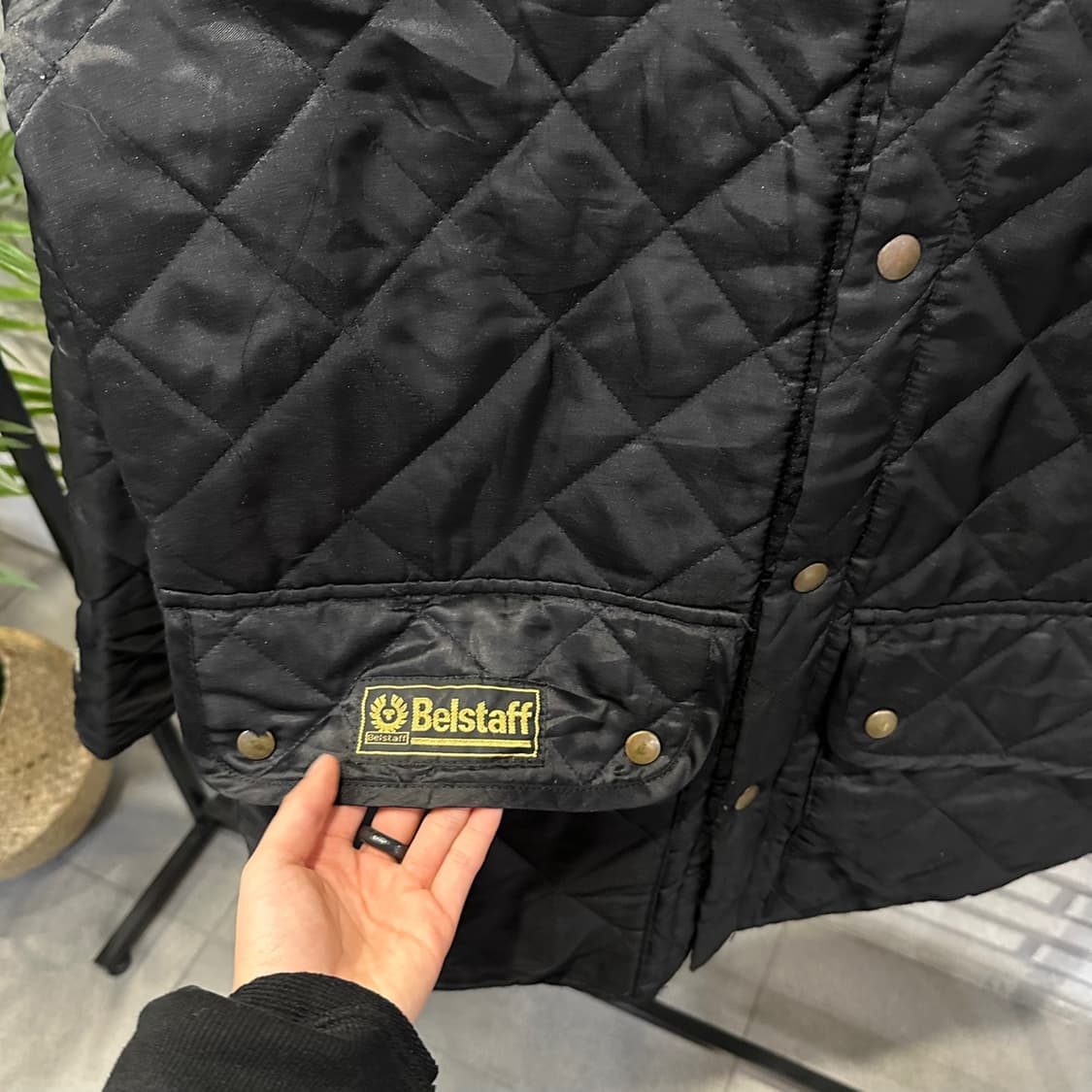 벨스타프 퀼팅 하프 자켓 앞면 로고 하이넥 투포켓 디테일 블랙 상품이미지5