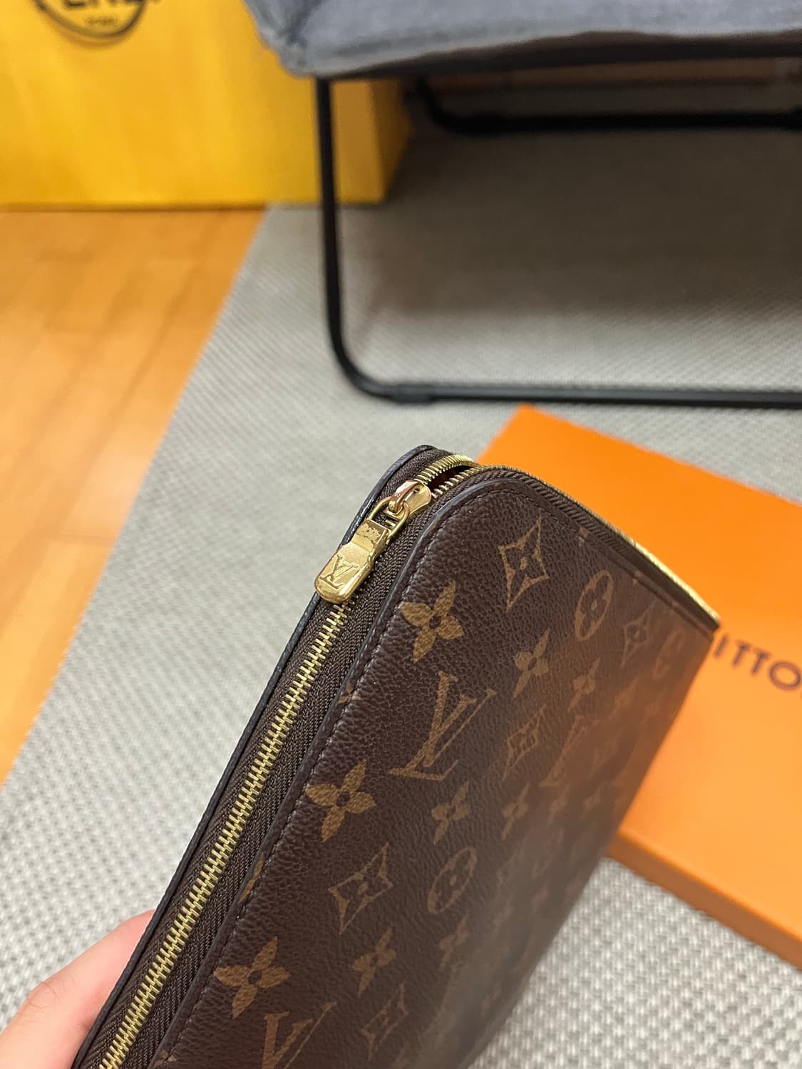 루이비통 에튀보야주 gm 클러치 (제일 큰 사이즈) 상품이미지2