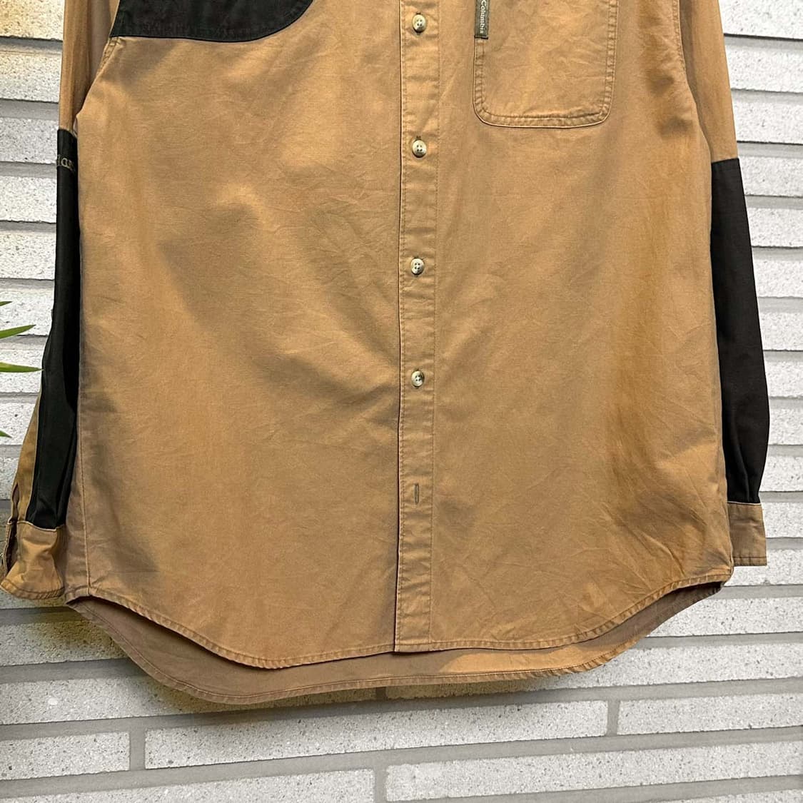 컬럼비아 긴팔 워크 셔츠 앞면 로고 배색 원포켓 디테일 카멜 베이지 상품이미지5