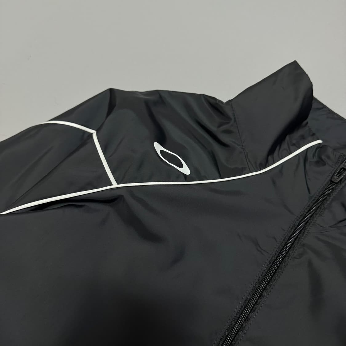 오클리 블랙컬러 파이핑 양면 서클 로고 폴리에스터 하이넥 윈드브레이커 상품이미지4