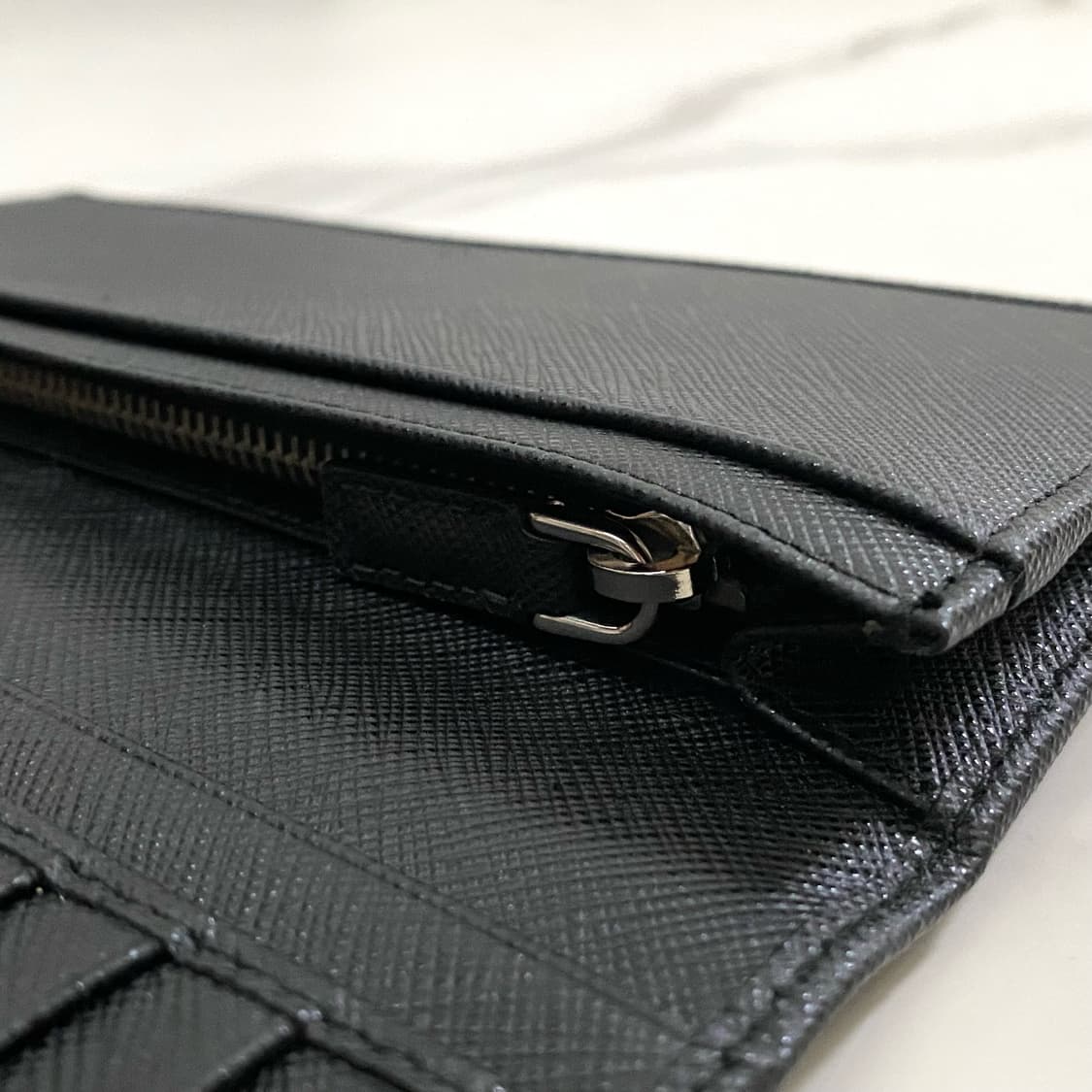 새상품급 프라다 사피아노 레더 삼각로고 장지갑 블랙 2MV836 상품이미지6