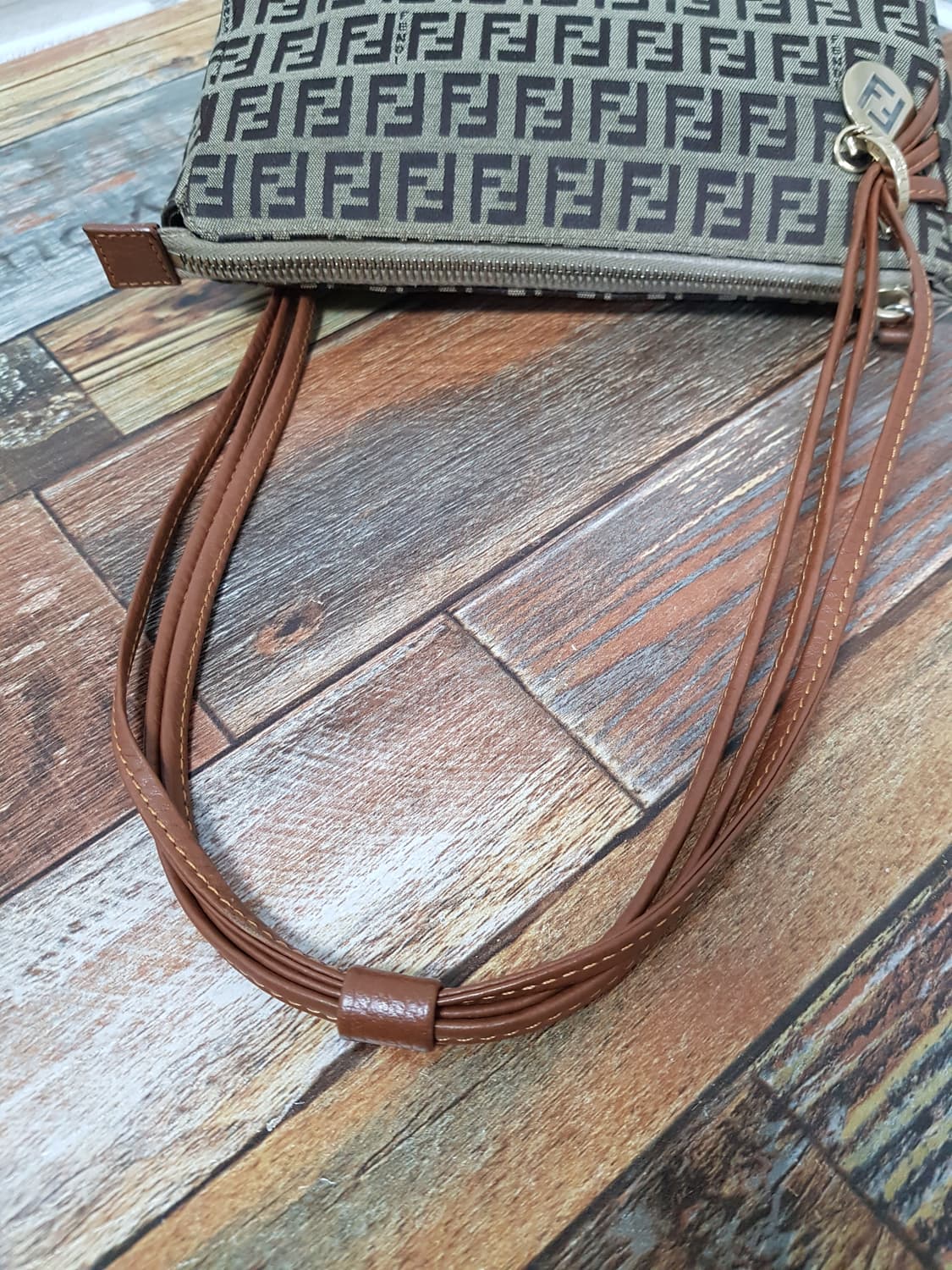 [정품] 펜디 주키노 금장 트리플스트랩 미니백 상품이미지4