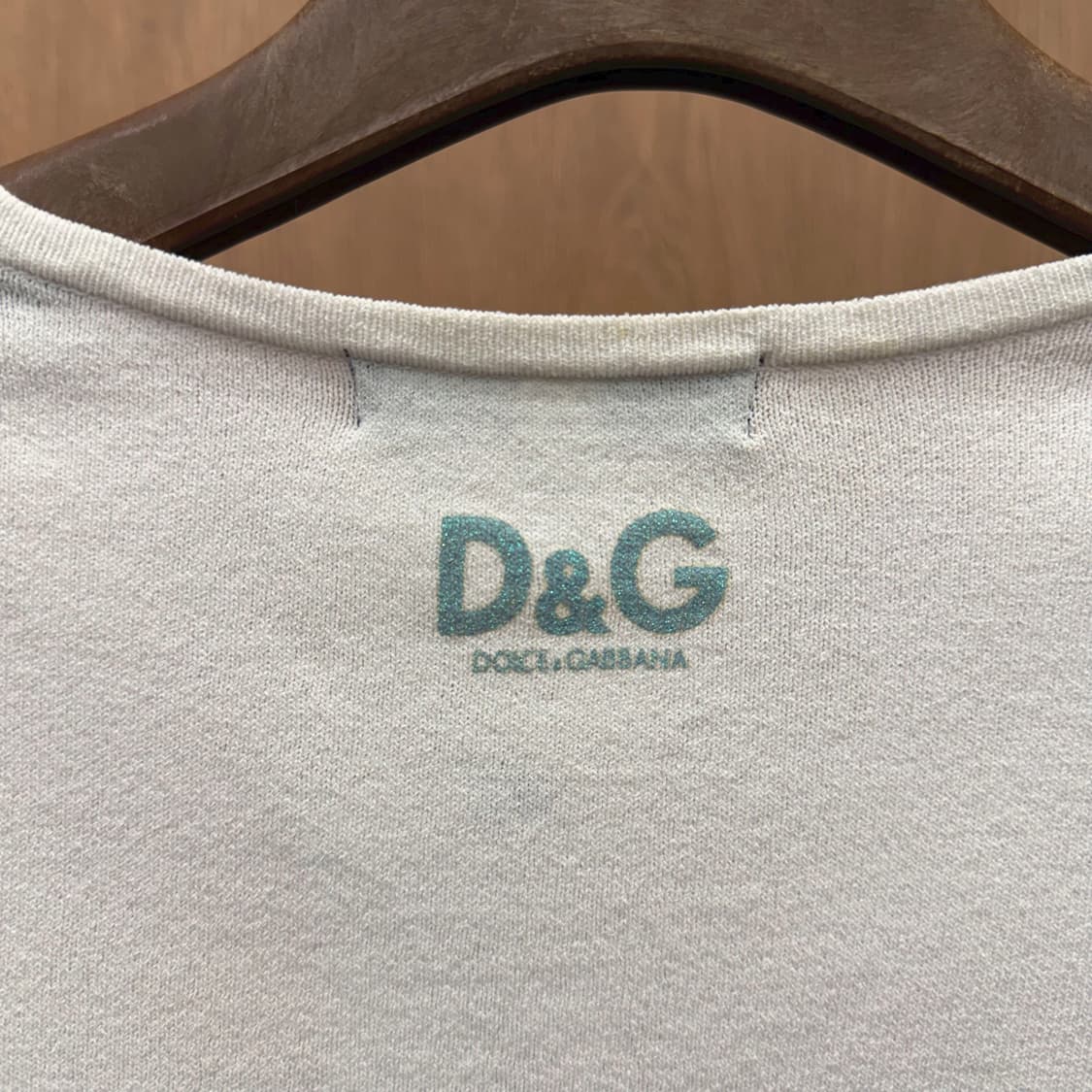 돌체앤가바나 랩 니트 가디건 긴팔 크롭 로고 프린팅 디테일 화이트 상품이미지7