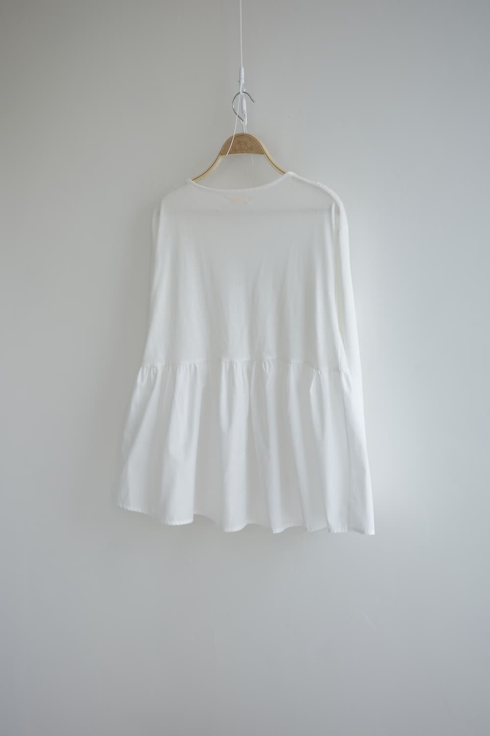 earth music  • 화이트 프릴 코튼 티셔츠
  상품이미지5