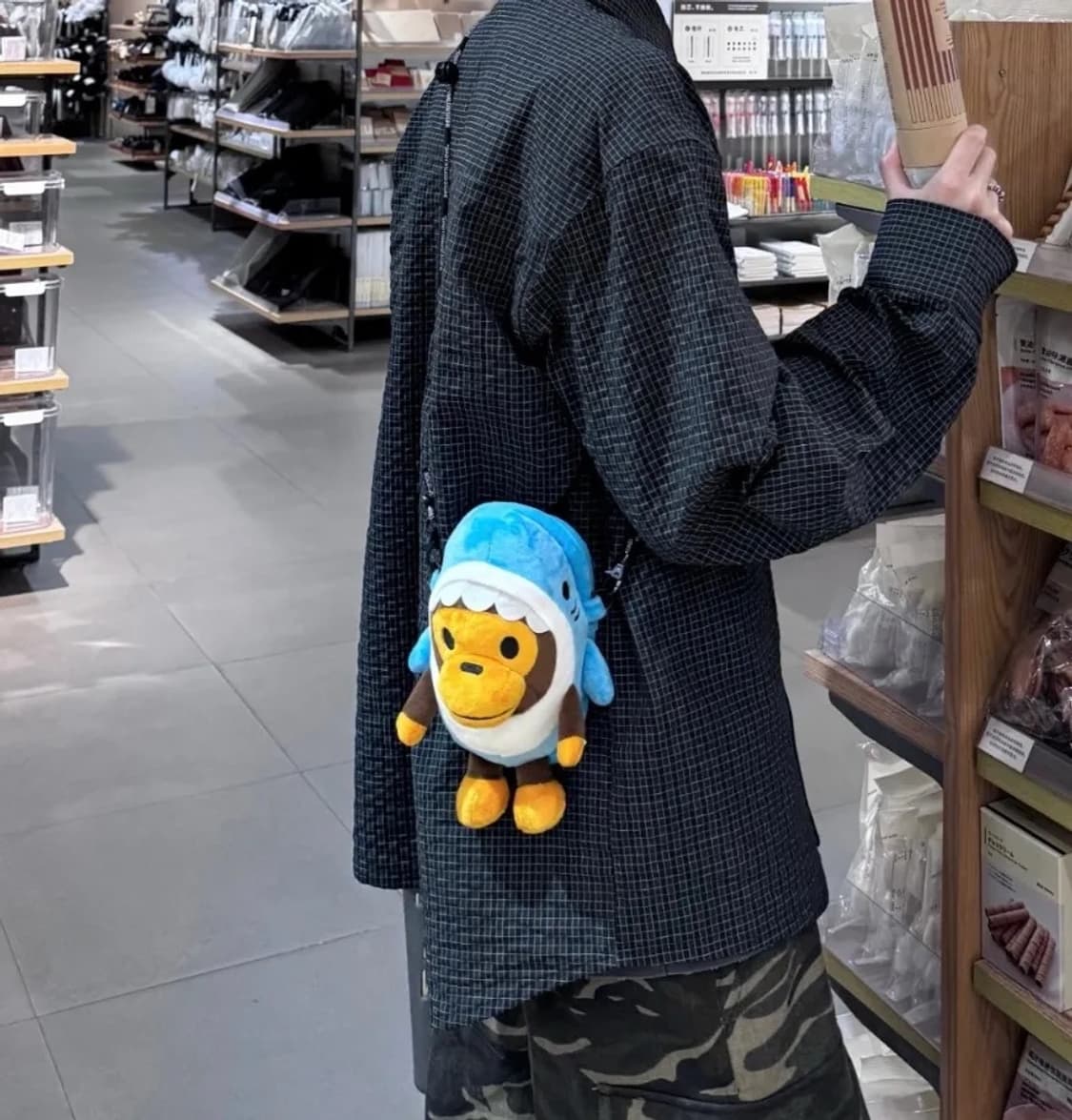 베이프 베이비 샤크 마일로 플러쉬 모바일 백 상품이미지4