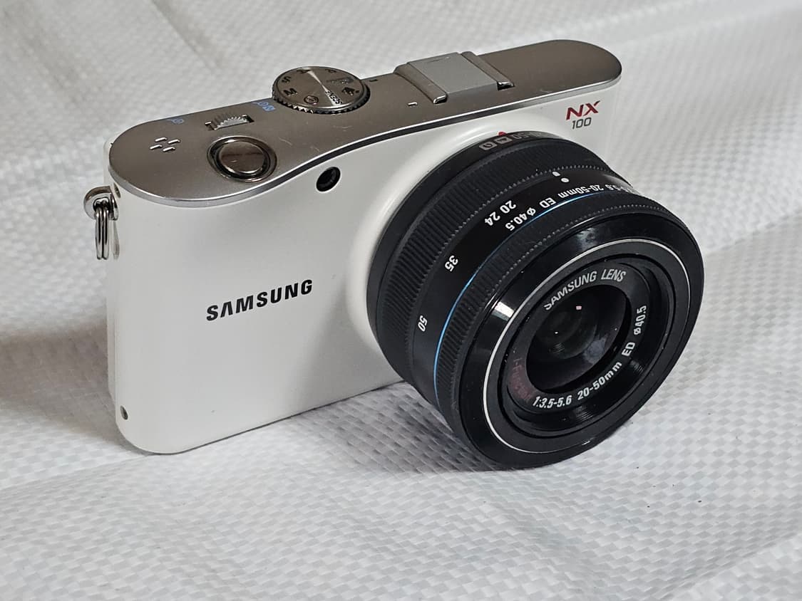 삼성 NX100 미러리스 카메라와 20-50mm 번들 렌즈 상품이미지2