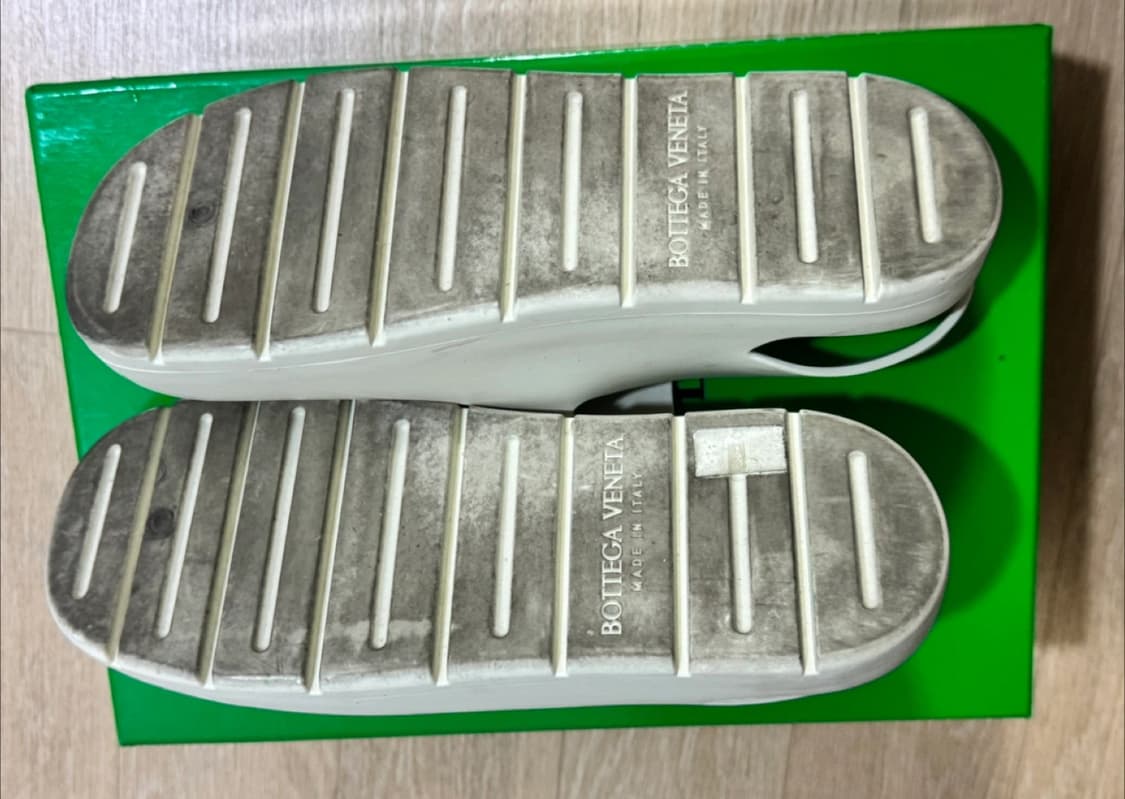 보테가 베네타 퍼들 셔링 러버 슬링백 샌들 상품이미지4