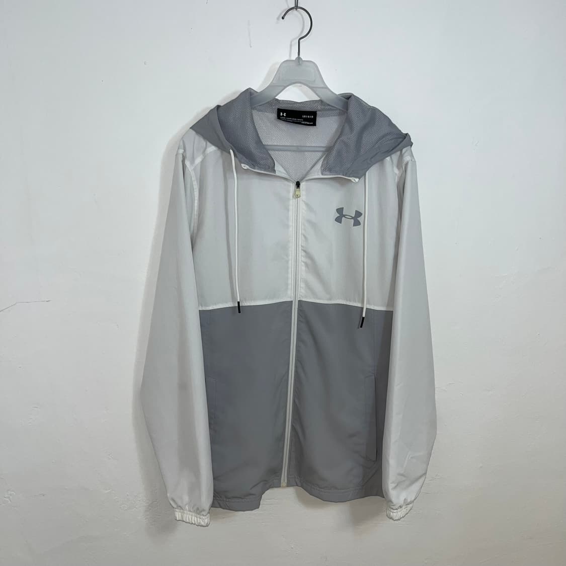 Under Armour white windbreaker 상품이미지4