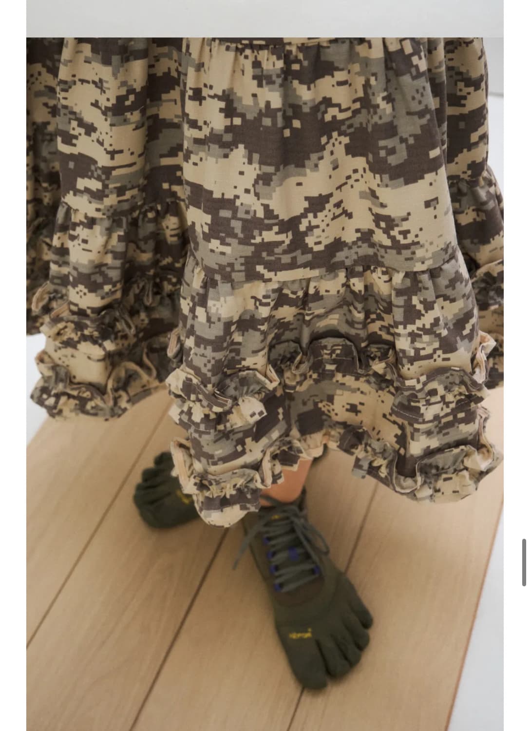 Plzproject middle frill skirt, camo 상품이미지1