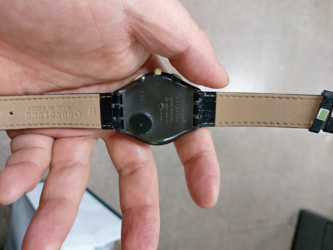 블랙 색상의 스와치 크로노그래프 가죽 시계 상품이미지3