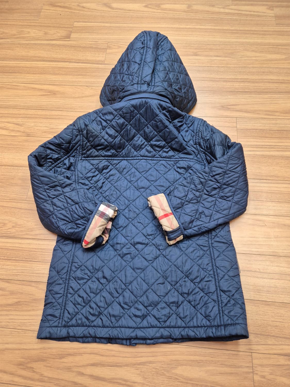 네이비 색상의 버버리 키즈 누빔 후드 자켓입니다. 겉감은 폴리아미드 소재 상품이미지2