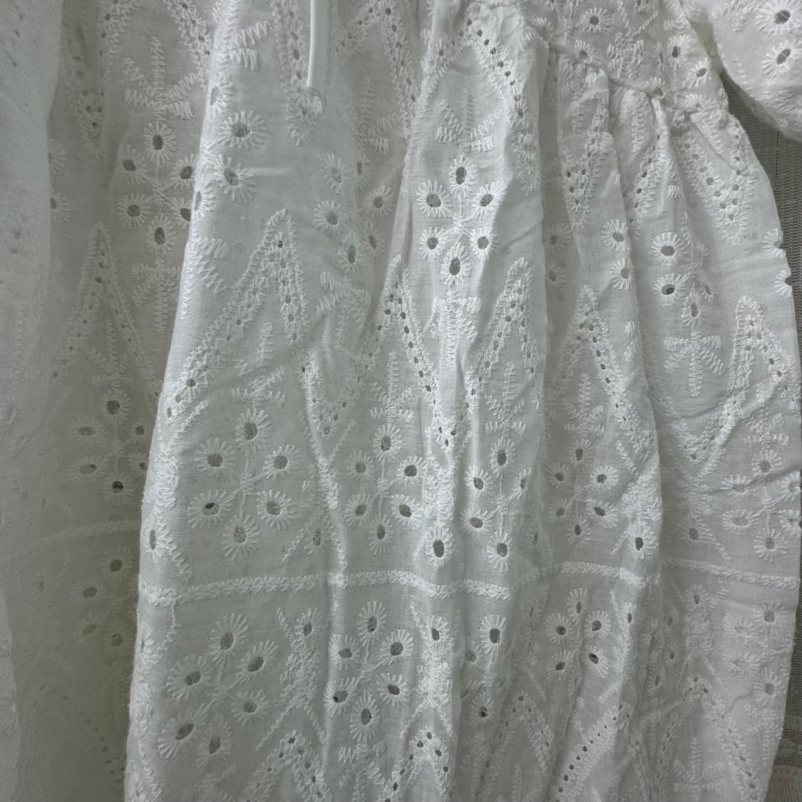 새상품 화이트 펀칭레이스 반팔 블라우스 예뻐요 상품이미지4