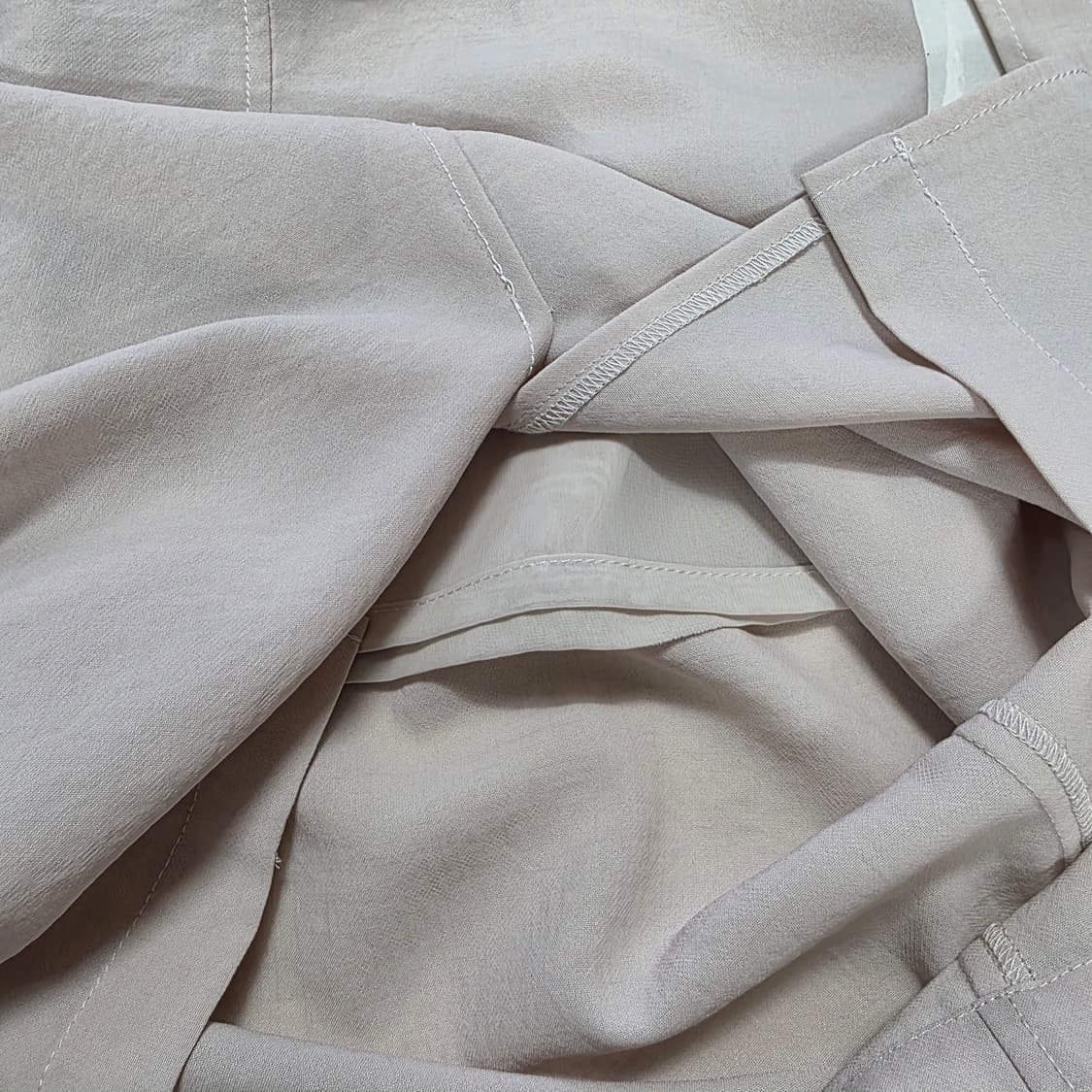 1110 온앤온 스티치포인트 H라인 앞슬릿 뒷밴딩 스커트 상품이미지7