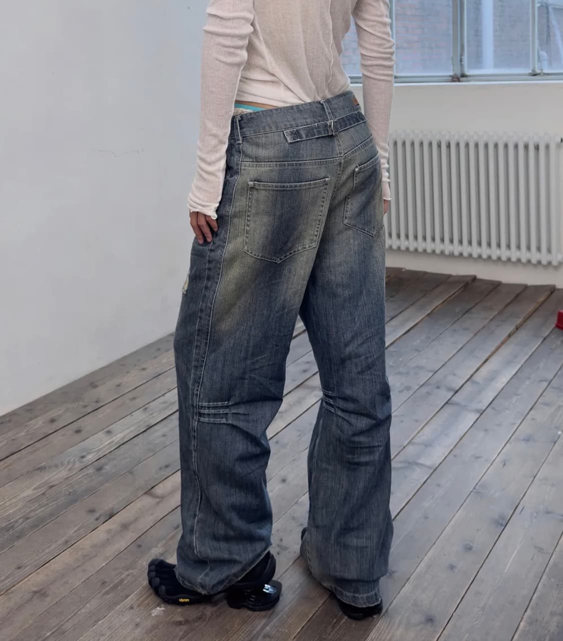 포르테나 CINCH BACK CURVED JEANS-BLUE 상품이미지1