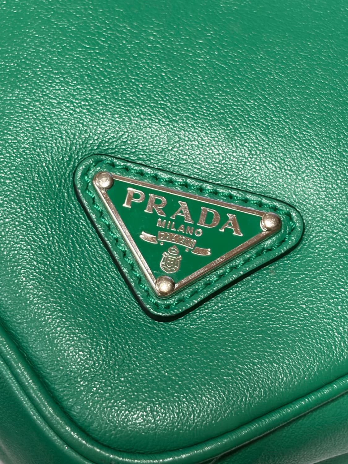 프라다 그레이스 럭스 트라이앵글 엠보싱 로고 파우치백 상품이미지3