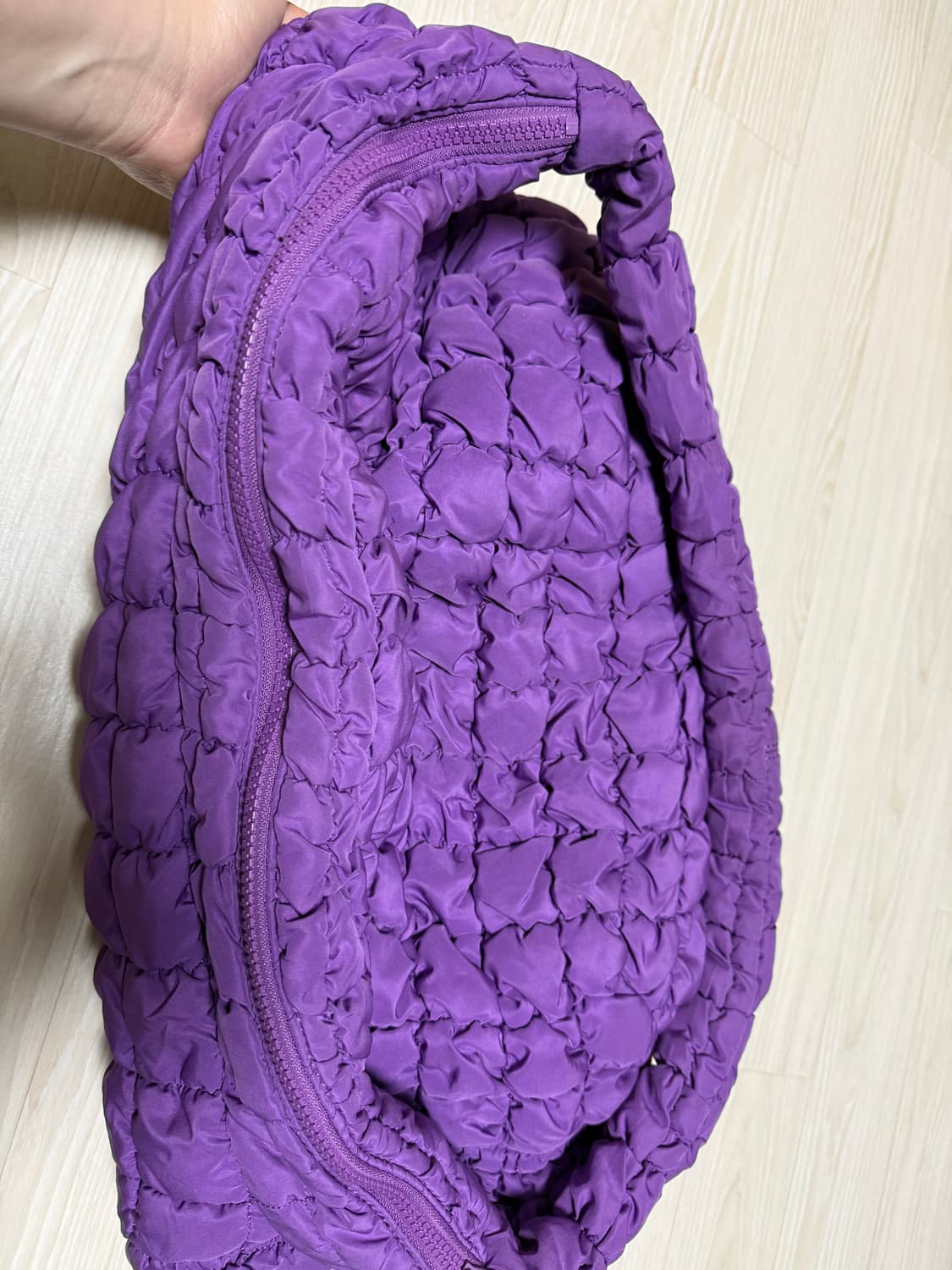 COS 오버사이즈 퀼티드 구름백 보라 상품이미지3