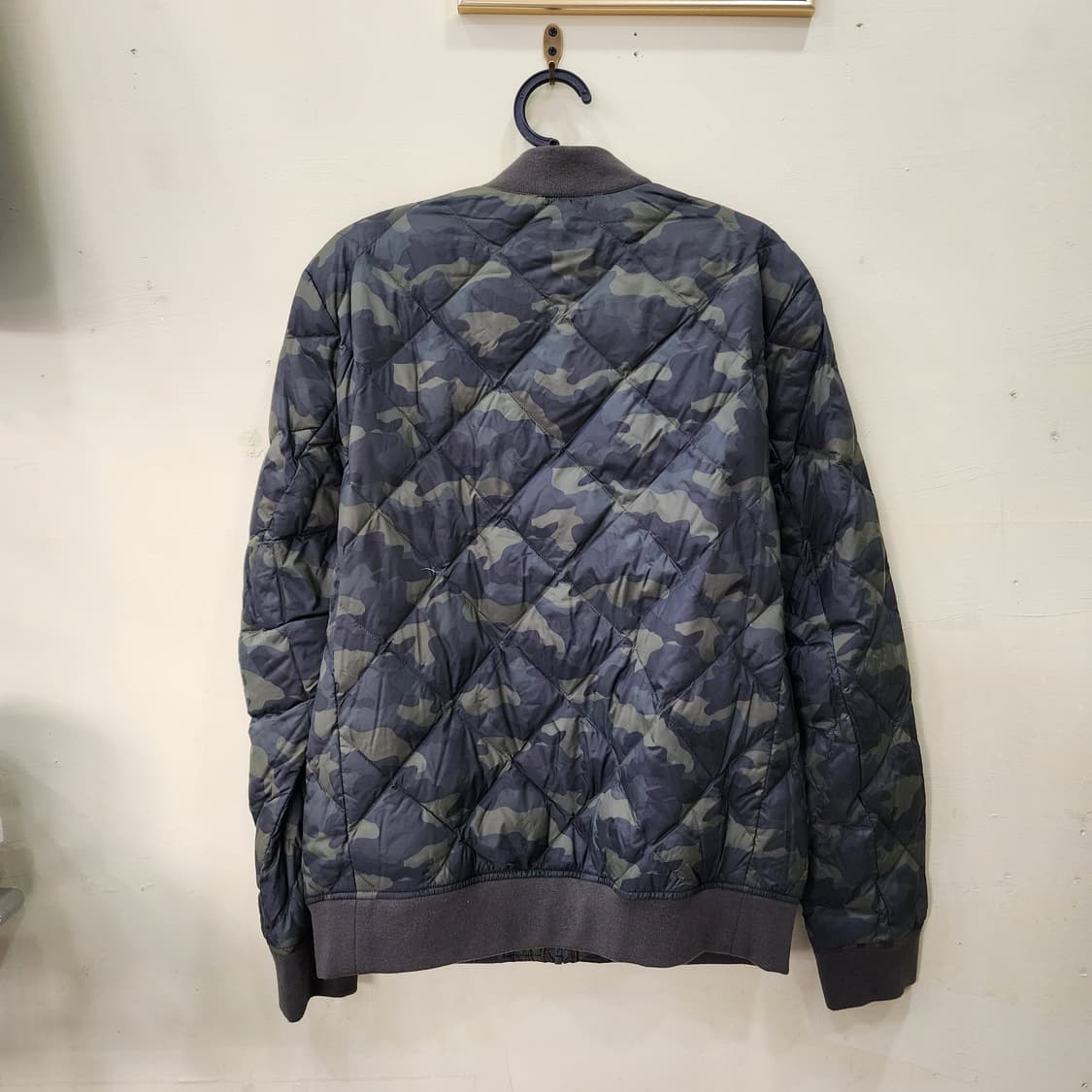 [105] 유니클로 카모 퀼팅 점퍼 (카키 카모) 상품이미지3