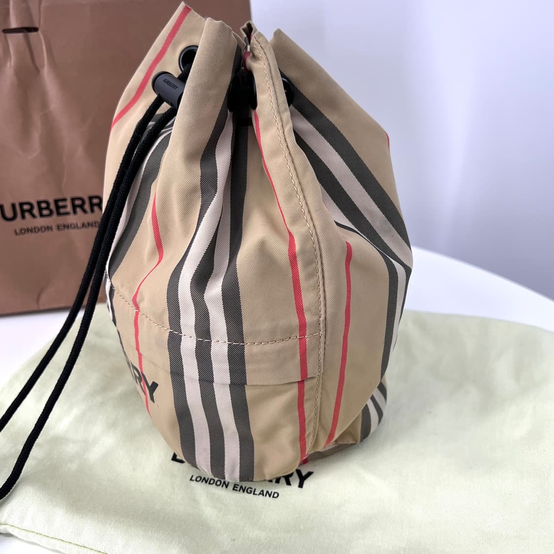 버버리 포이베 버킷 파우치 베이지 (8026737) 상품이미지6