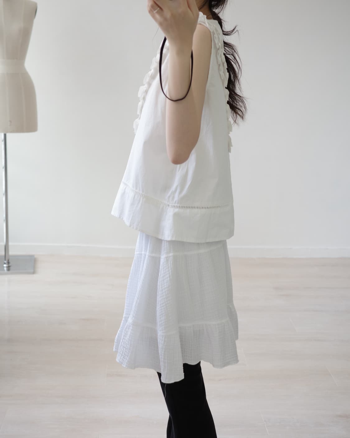 White pintuck ruffle sleeveless blouse 상품이미지4