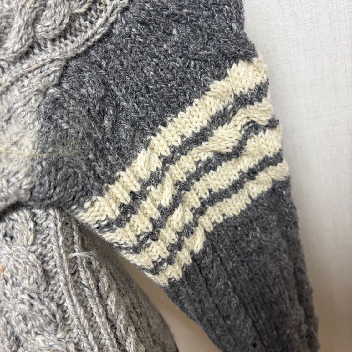 톰브라운 모헤어 사선완장 니트 상품이미지2