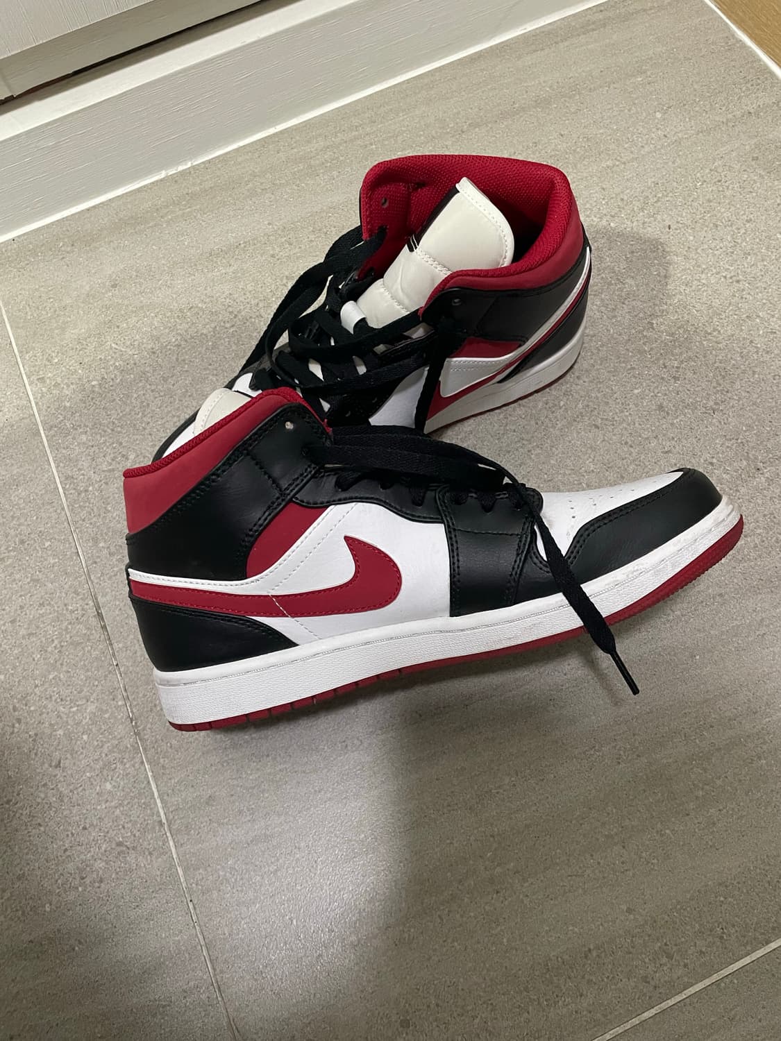조던1 미드 짐레드 블랙 화이트 상품이미지4