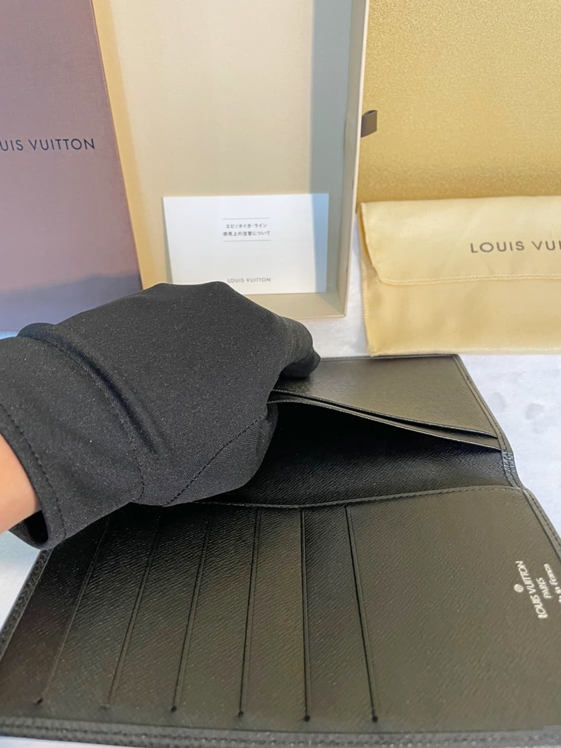 루이비통 타이가 여권장지갑 상품이미지8