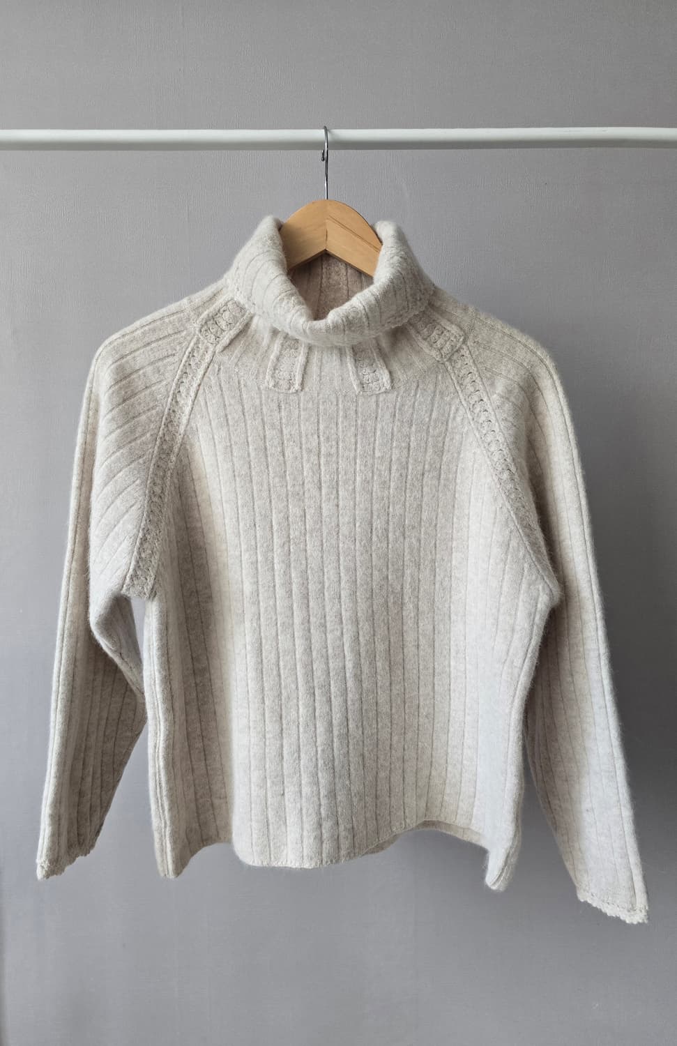 크리미 톤 폴라넥 울 니트 상품이미지2