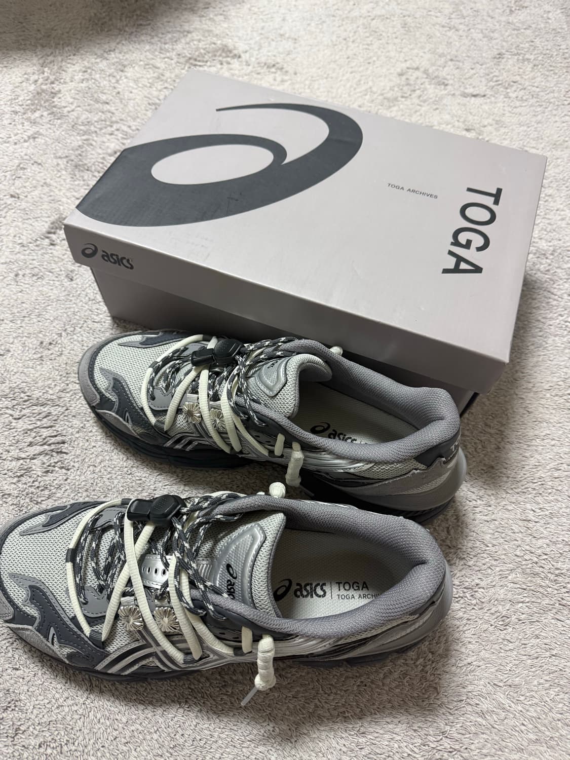 아식스X토가 젤 큐물러스 16 TG 그레이 블랙 퓨어 실버 상품이미지1