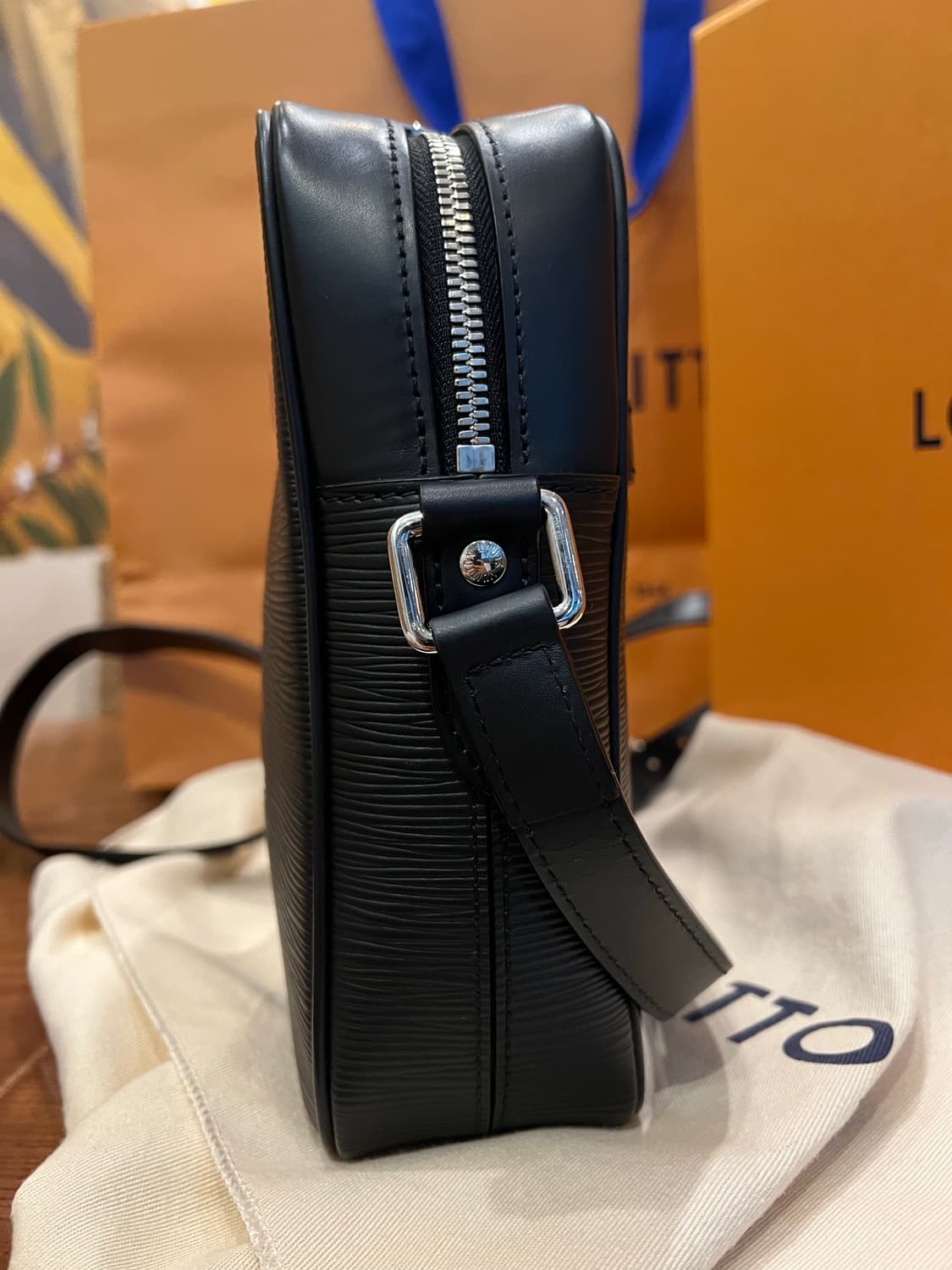 루이비통 슈프림 에피 다뉴브PM 크로스백 블랙 상품이미지4