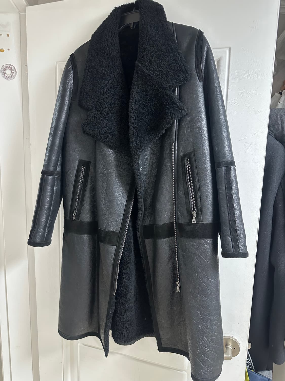 닐바렛 블랙 무스탕 코트 상품이미지1