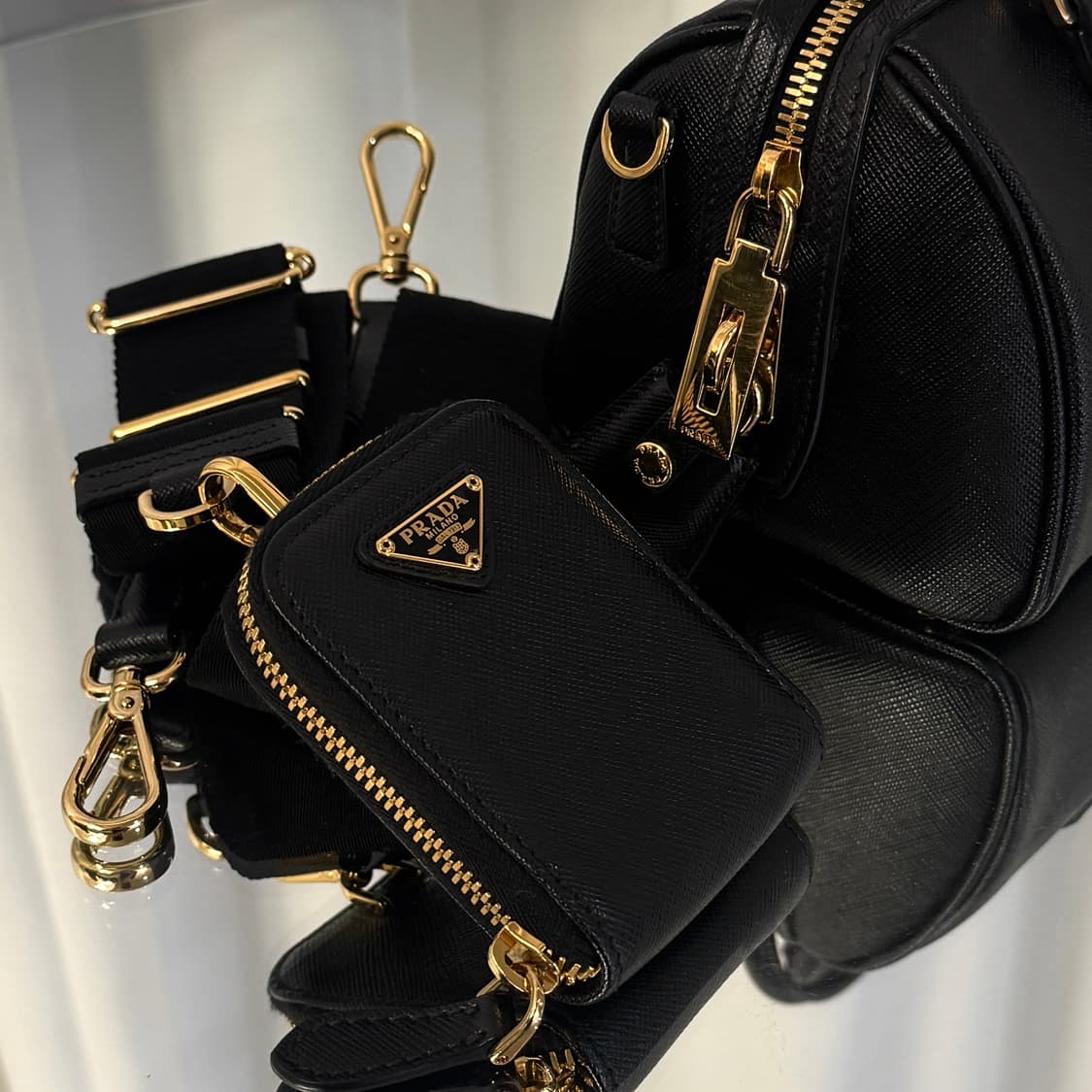 [신상] 프라다 삼각로고 사피아노 레더 테수토 탑핸들 숄더백 상품이미지4