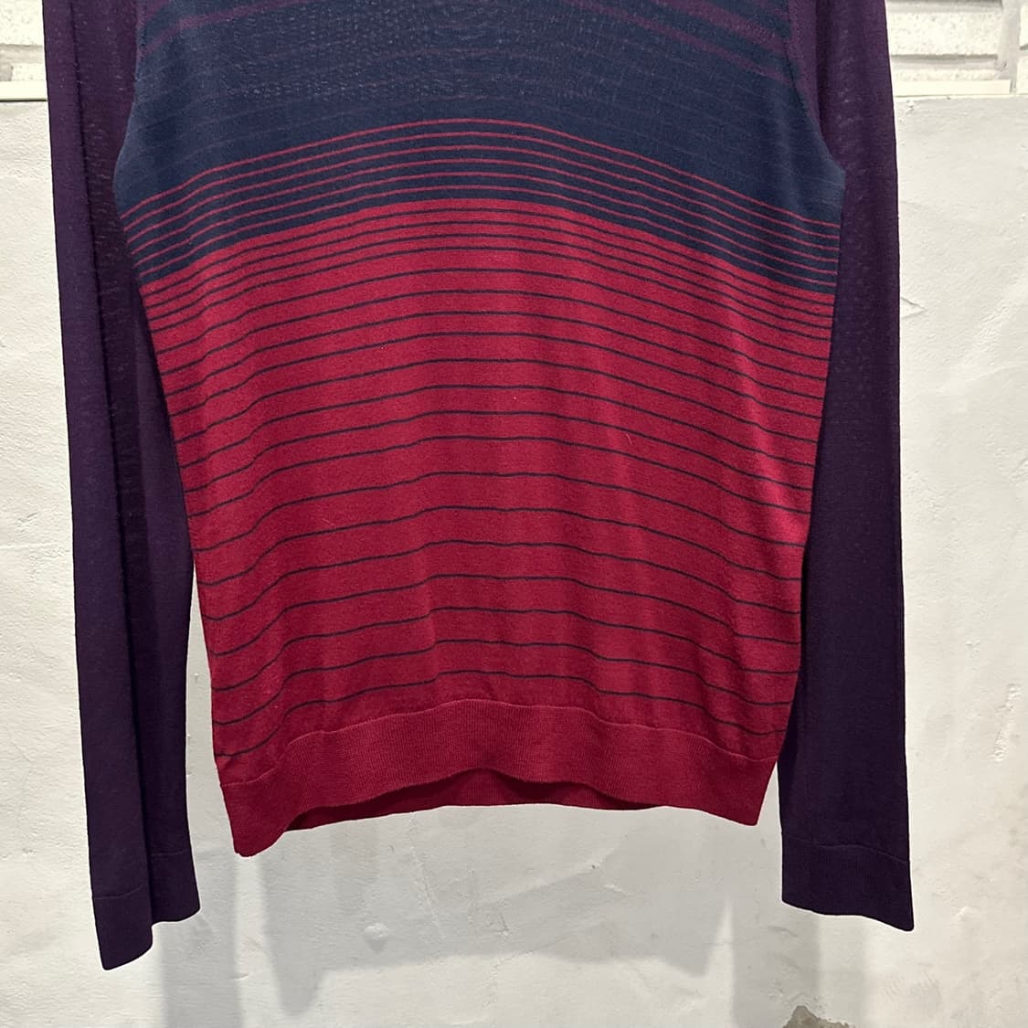 폴스미스 메리노울 브이넥 니트 잔스트라이프 패턴 배색 디테일 버건디 상품이미지5